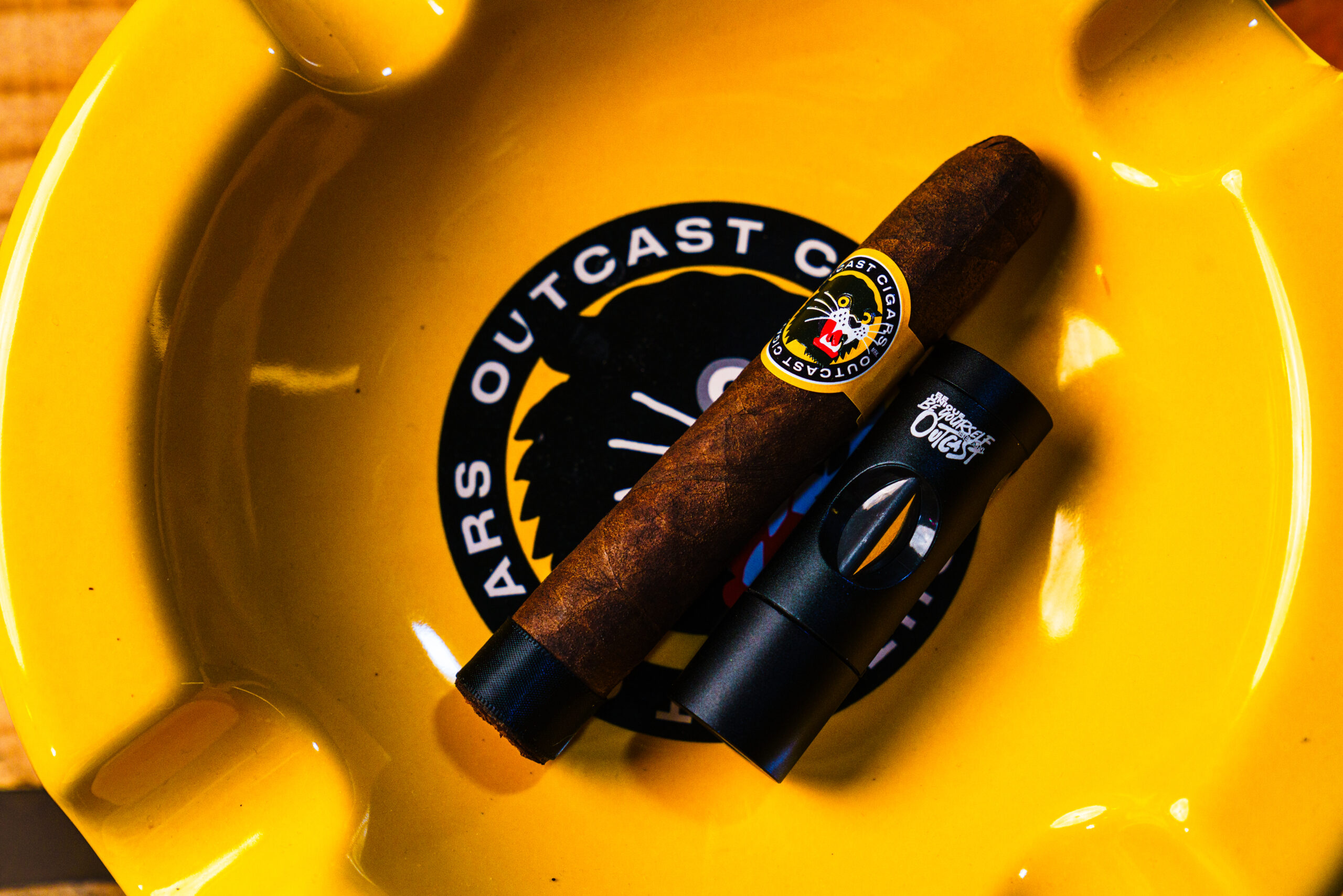OUTCAST SIGNATURE CIGAR CUTTER & PUNCH – BLACK EDITION - Image 3